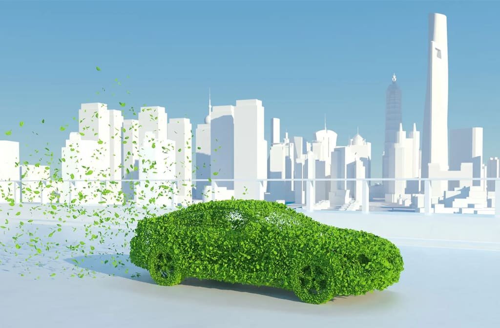 Coche eco-friendly hecho con hojas en frente de una ciudad, simbolizando reducci&oacute;n de emisiones