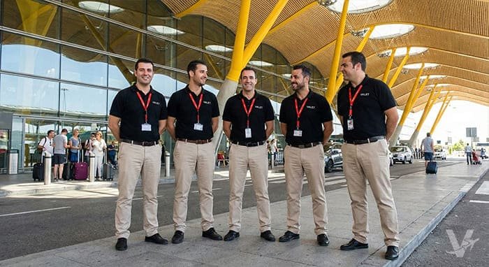 Conductores de Valet Barajas uniformados frente a la caracter&iacute;stica arquitectura de techos amarillos de la Terminal 4 (T4) de Madrid.