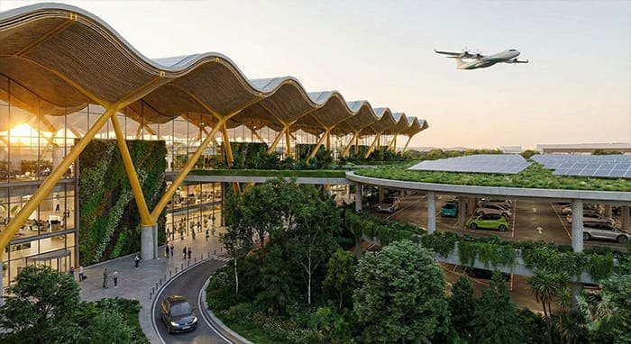 Vista a&eacute;rea de la Terminal 4 de Madrid con parkings cubiertos por paneles solares y jardines verticales.