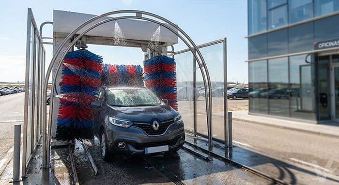 Un coche pasando por el t&uacute;nel de lavado autom&aacute;tico en las instalaciones de mantenimiento de Valet Barajas.