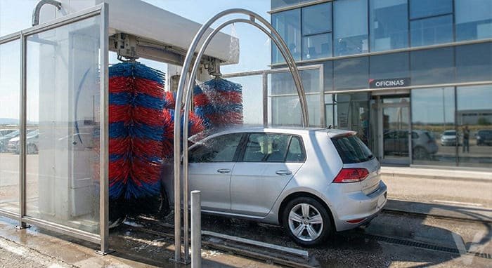 Veh&iacute;culo plateado en proceso de acabado tras pasar por el t&uacute;nel de lavado en el centro log&iacute;stico de Valet Barajas.