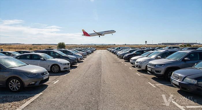 Panor&aacute;mica del parking descubierto vigilado de Valet Barajas junto a las terminales del Aeropuerto de Madrid-Barajas Adolfo Su&aacute;rez.