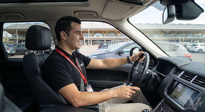 Conductor profesional de Valet Barajas debidamente uniformado y con acreditaci&oacute;n oficial conduciendo un veh&iacute;culo con precauci&oacute;n.