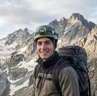 Viajero de negocios entregando su coche en la Terminal 4 de Madrid Barajas sin esperas ni traslados en autob&uacute;s, usando el servicio exclusivo de Valet Barajas Parking.