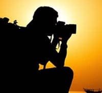 Conductor profesional de Valet Barajas uniformado recogiendo veh&iacute;culo de cliente en la terminal de salidas del Aeropuerto Adolfo Su&aacute;rez Madrid-Barajas para servicio de aparcacoches seguro.