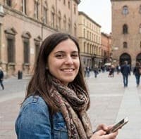 Mujer viajera satisfecha en el Aeropuerto de Madrid tras dejar su coche en parking de larga estancia econ&oacute;mico y vigilado de Valet Barajas, con servicio de lavado gratuito incluido.