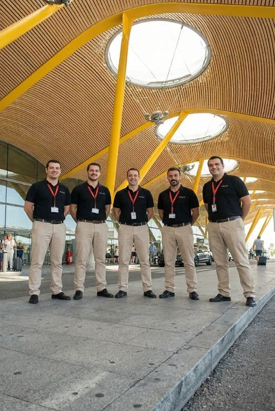Conductores de Valet Barajas uniformados frente a la caracter&iacute;stica arquitectura de techos amarillos de la Terminal 4 (T4) de Madrid.